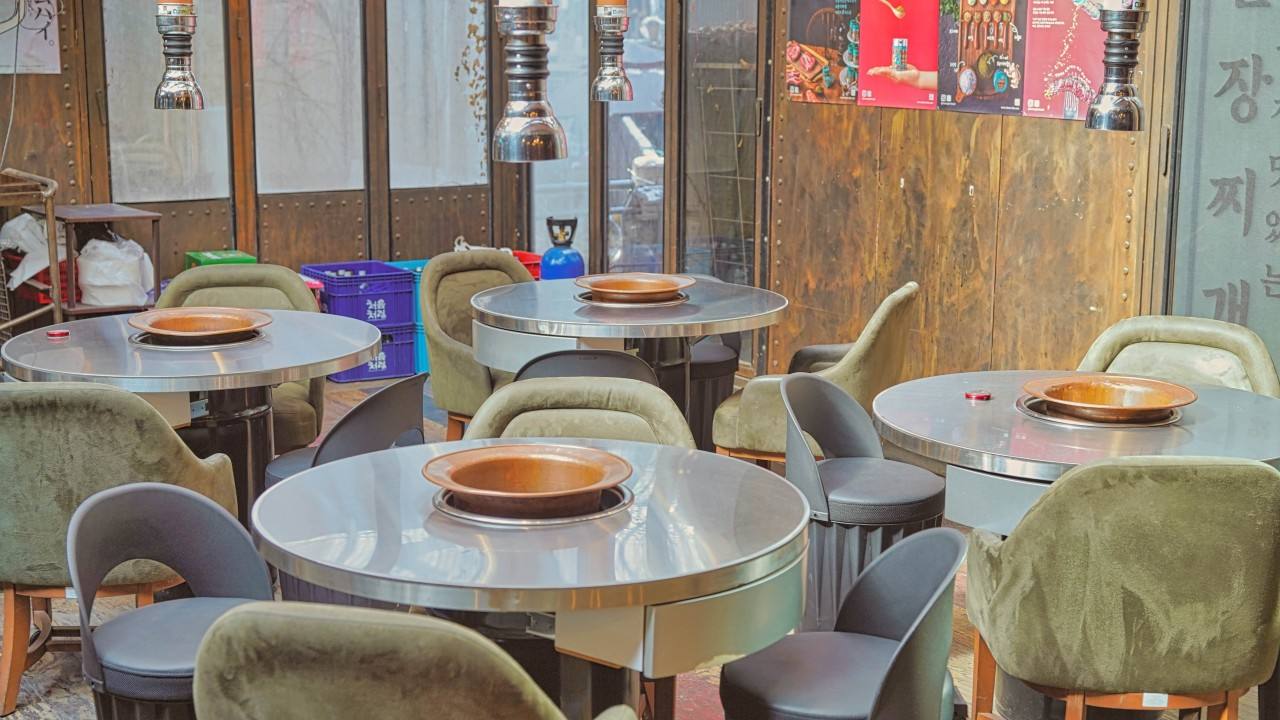도마 홍대점 매장 내부 — interior of Doma Hongdae Korean BBQ (구운고기 · 烤肉) restaurant in Hongdae · 6